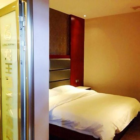 Longwang Business Hotel Liuzhou מראה חיצוני תמונה