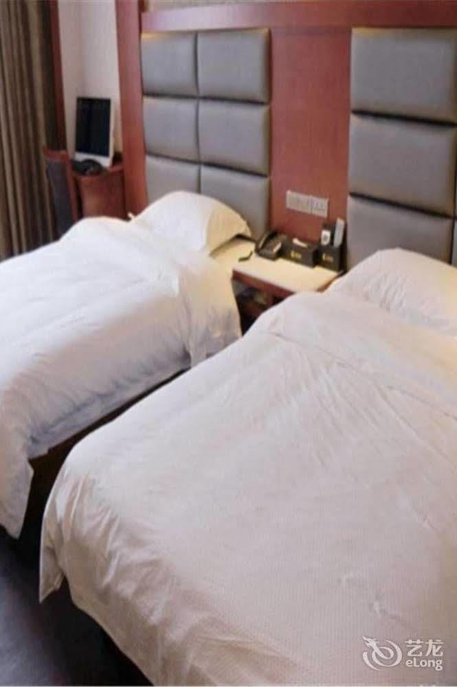 Longwang Business Hotel Liuzhou מראה חיצוני תמונה