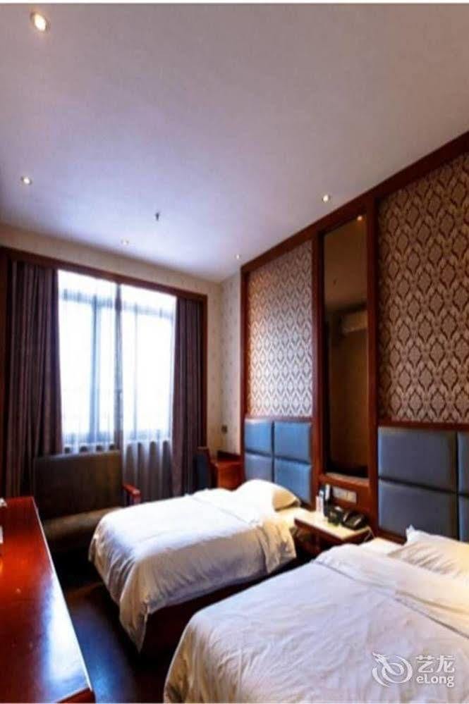 Longwang Business Hotel Liuzhou מראה חיצוני תמונה